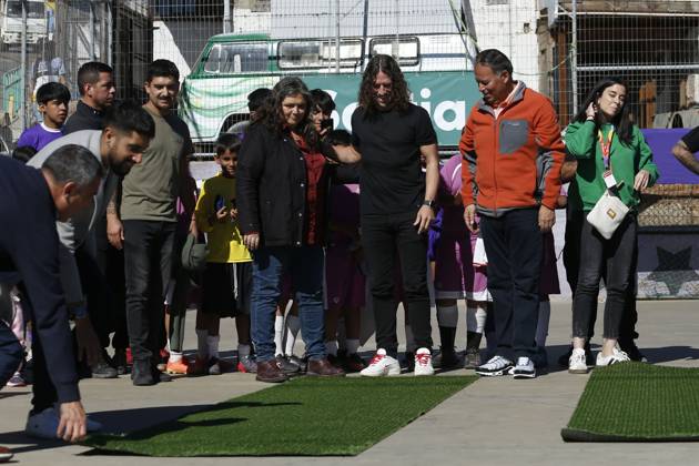 Valparaiso, May 4, 2024 Former FC Barcelona player Carles Puyol visits Club Deportivo Once Estrellas at Cerro La Cruz Sebastian Cisternas Photosport, Aton 897669  Copyright: SEBASTIANxCISTERNAS PHOTOSPORT
