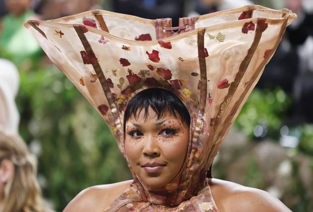 Lizzo arrives on the red carpet at the 2024 Met Gala celebrating Sleeping Beauties: Reawakening Fashion at The Metropolitan Museum of Art on Monday, May 6, 2024 in New York City.  NYP20240506551 JOHNxANGELILLO