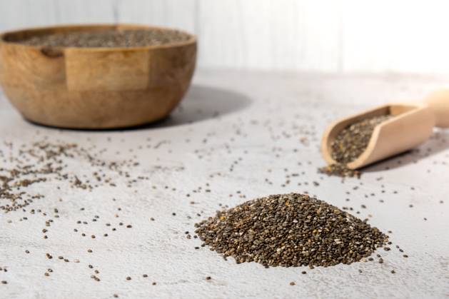 Heap of Chia seeds with wooden spoon. Healthy superfood rich in Omega 3 fatty acids. Dry healthy natural ingredient. Chia grains are falling Heap of Chia seeds with wooden spoon. Healthy superfood rich in Omega 3 fatty acids. Dry healthy natural ingredient. Chia grains are falling. Vegetarian food Copyright: x RECORD DATE NOT STATED