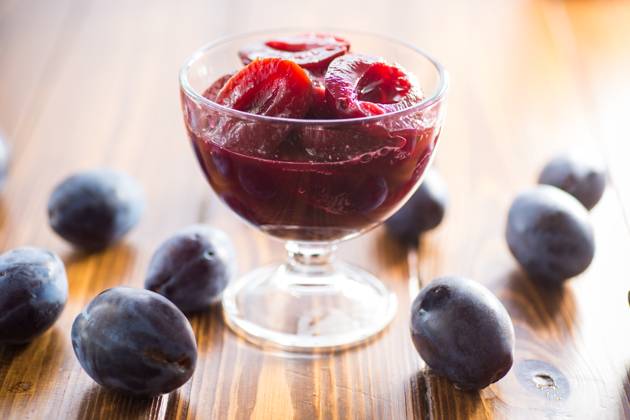 IMAGO Creative, Jahreszeit Sommer, Food, Marmelade kochen Sweet plums in syrup, in a glass bowl . Sweet plums in syrup, in a glass bowl on a wooden table. Copyright: xPeredniankina RECORD DATE NOT STATED