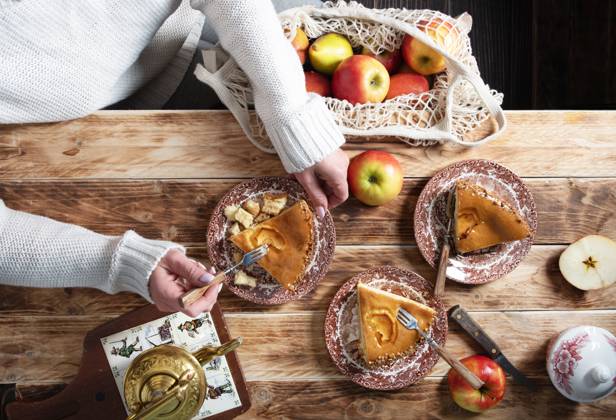 IMAGO Creative, Herbst, Food, Apfelkuchen woman tasting a piece of apple pie, thanksgiving still life top view, autumn woman tasting a piece of apple pie, thanksgiving still life top view, High quality photo Copyright: x RECORD DATE NOT STATED