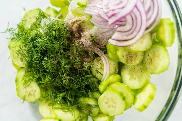 IMAGO Creative, Food, Gurkensalat Cucumber salad Summer cucumber salad in a large glass mixing bowl. Copyright: xArinaxHabich RECORD DATE NOT STATED