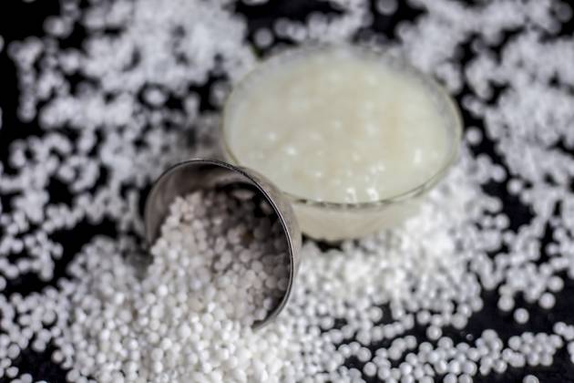 IMAGO Creative, Food, Tapioka Close up shot of sabudana ki kheer in a glass bowl along with some raw tapioca pearls and sugar spread on the surface. Copyright: x@mirzamlk