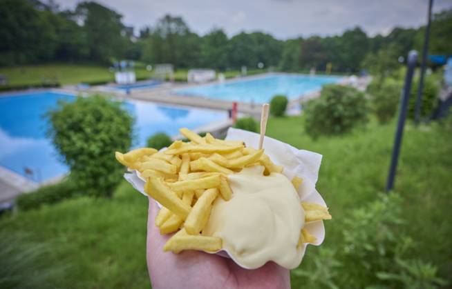 Outdoor pool fries A classic for the opening of the outdoor pool on Whit Monday, May 20, 2024 in Essen Kettwig You can see a bowl of fries with mayonnaise and a Piekser In the background two water basins Publication for editorial purposes only Photo IMAGO FotoPrensa Essen Kettwig NRW