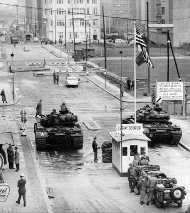 Bau der Berliner Mauer Der Checkpoint Charlie, Berlin 1961. Originale Bildbeschreibung: Übergriffe werden abgewiesen - Zu einem schweren Grenzzwischenfall, kam es auch heute wieder an der Friedrich- Ecke Kochstrasse, als zwei amerikanischen Reiseomnibussen die Einfahrt in den sowjetisch-besetzten Sektor verboten werden sollte. Englische und amerikanische Panzertruppeneinheiten bezogen Stellung, um international festgelegte Rechte der vier Besatzungsbehörden zu wahren. , Berlin Copyright: Kindermann Nur redaktionelle Nutzung Editorial use only KIN_740302083 EDITORIAL USE ONLY