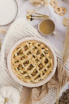 IMAGO Creative, Herbst, Food, Apfelkuchen Freshly baked apple pie with herbal tea amidst decorations, ONAF00819