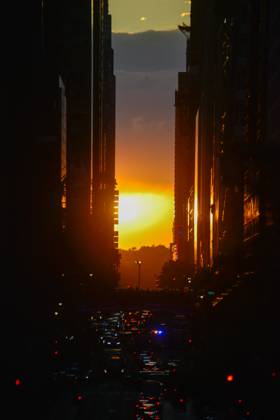 Manhattanhenge New York A general view of the Manhattanhenge at 42nd Street in Manhattan, New York, on Tuesday, May 28, 2024. This phenomenon is occurring due to the east-west arrangement of the streets of Manhattan, where at sunset, the sun is aligning with the streets of New York, completely illuminating all the streets of Manhattan from west to east. The next occurrence is happening on Friday, July 12, 2024, at 8:20 P.M. EDT (Full Sun) and Saturday, July 13, 2024, at 8:21 P.M. EDT (Half Sun). The phenomenon is visible for two consecutive days: on the first day, the sun is resting entirely on the horizon (Full Sun), and on the second day, the horizon is cutting the sun so that only half of it is visible (Half Sun). New York United Stat Copyright: xDeccioxSerranox originalFilename: serrano-notitle240528_npXMB.jpg