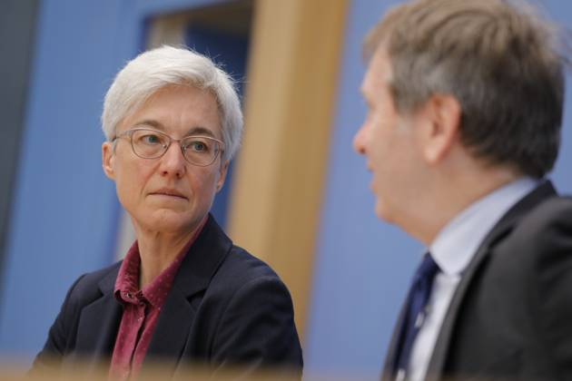 Dr Brigitte Knopf, Deputy Chairwoman of the Expert Council for Climate Issues ERK , Director of Zukunft KlimaSozial , Prof Dr Hans Martin Henning, Chairman of the Expert Council for Climate Issues ERK , Director Fraunhofer ISE, Germany, Berlin, Federal Press Conference, Topic Special report on the review of greenhouse gas projection data 2024