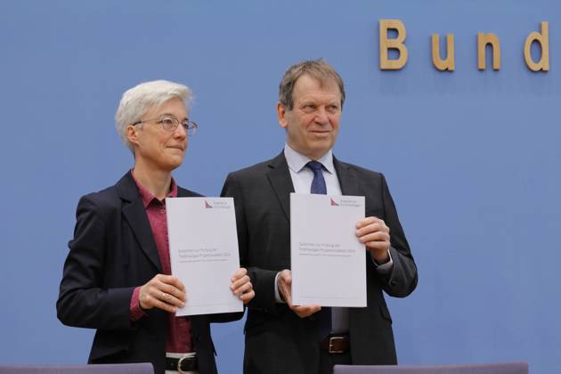 Dr Brigitte Knopf, Deputy Chairwoman of the Expert Council for Climate Issues ERK , Director of Zukunft KlimaSozial , Prof Dr Hans Martin Henning, Chairman of the Expert Council for Climate Issues ERK , Director Fraunhofer ISE, Germany, Berlin, Federal Press Conference, Topic Special report on the review of greenhouse gas projection data 2024