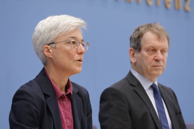Dr Brigitte Knopf, Deputy Chairwoman of the Expert Council for Climate Issues ERK , Director of Zukunft KlimaSozial , Prof Dr Hans Martin Henning, Chairman of the Expert Council for Climate Issues ERK , Director Fraunhofer ISE, Germany, Berlin, Federal Press Conference, Topic Special report on the review of greenhouse gas projection data 2024