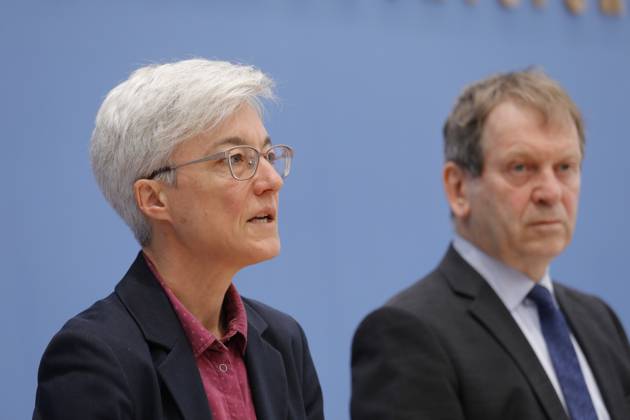 Dr Brigitte Knopf, Deputy Chairwoman of the Expert Council for Climate Issues ERK , Director of Zukunft KlimaSozial , Prof Dr Hans Martin Henning, Chairman of the Expert Council for Climate Issues ERK , Director Fraunhofer ISE, Germany, Berlin, Federal Press Conference, Topic Special report on the review of greenhouse gas projection data 2024