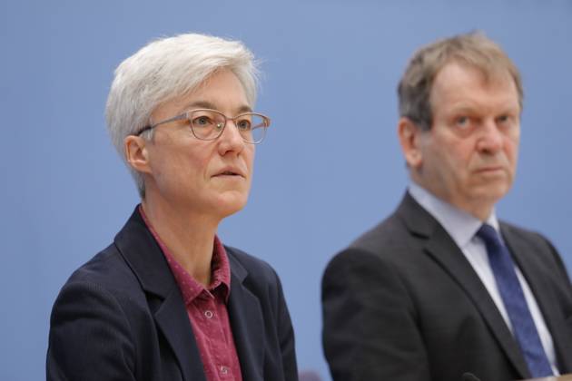 Dr Brigitte Knopf, Deputy Chairwoman of the Expert Council for Climate Issues ERK , Director of Zukunft KlimaSozial , Prof Dr Hans Martin Henning, Chairman of the Expert Council for Climate Issues ERK , Director Fraunhofer ISE, Germany, Berlin, Federal Press Conference, Topic Special report on the review of greenhouse gas projection data 2024