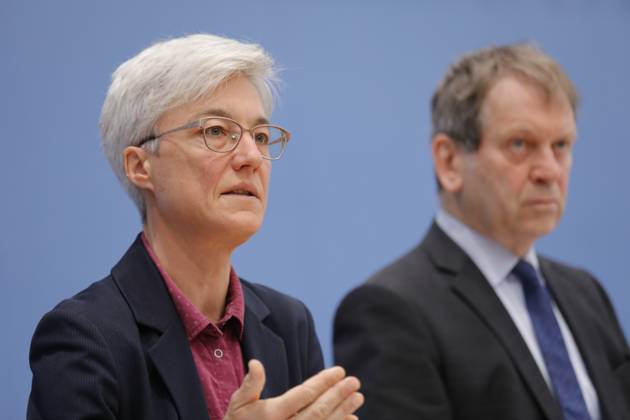 Dr Brigitte Knopf, Deputy Chairwoman of the Expert Council for Climate Issues ERK , Director of Zukunft KlimaSozial , Prof Dr Hans Martin Henning, Chairman of the Expert Council for Climate Issues ERK , Director Fraunhofer ISE, Germany, Berlin, Federal Press Conference, Topic Special report on the review of greenhouse gas projection data 2024