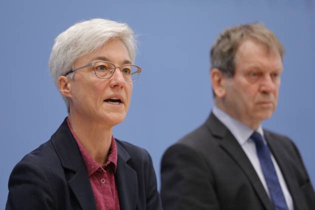 Dr Brigitte Knopf, Deputy Chairwoman of the Expert Council for Climate Issues ERK , Director of Zukunft KlimaSozial , Prof Dr Hans Martin Henning, Chairman of the Expert Council for Climate Issues ERK , Director Fraunhofer ISE, Germany, Berlin, Federal Press Conference, Topic Special report on the review of greenhouse gas projection data 2024