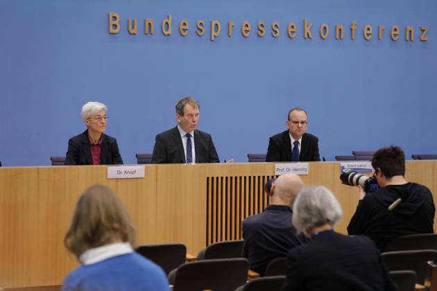 Dr Brigitte Knopf, Deputy Chairwoman of the Expert Council for Climate Issues ERK , Director of Zukunft KlimaSozial , Prof Dr Hans Martin Henning, Chairman of the Expert Council for Climate Issues ERK , Director Fraunhofer ISE, Germany, Berlin, Federal Press Conference, Topic Special report on the review of greenhouse gas projection data 2024