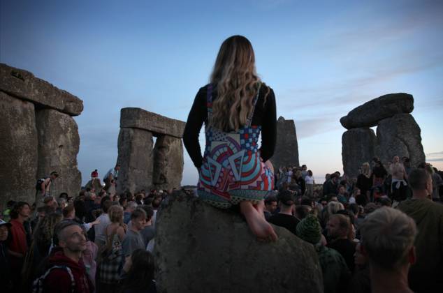 Großbritannien, Feierlichkeiten zur Sommersonnenwende in Stonehenge June 20, 2024, Salisbury, England, UK: One of those celebrating the Summer Solstice sits on top of a stone after the sun has set at Stonehenge. Stonehenge was built by early Britons some 4000 years ago to align with the sun on the solstices. The summer solstice marks the end of Spring and the start of Summer and is the longest day and the shortest night in the Northern Hemisphere. The event is celebrated by thousands of pagans worldwide with singing and dancing. Salisbury UK - ZUMAmp3_ 20240620_zip_mp3_032 Copyright: xMartinxPopex