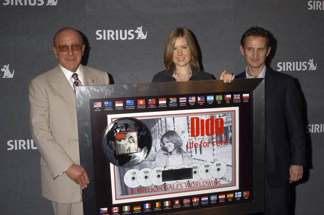 DIDO PLATINUM RECORD SALES AWARD CEREMONY NY CLIVE DAVIS, DIDO AND CHARLES GOLDSTUCK AT SIRIUS SATELLITE STUDIOS AS BMG CHAIRMAN AND CEO, CLIVE DAVIS AND BMG PRESIDENT CHARLES GOLDSTUCK PRESENT DIDO A PLATINUM PLAQUE FOR SELLING 8 MILLION COPIES OF HER ALBUM LIFE FOR RENT . PICTURES JOY E. SCHELLER CLIVE DAVIS AND DIDO AND CHARLES GOLDSTUCK,  Copyright: xJoyxSchellerx xAvalonx 0547177499
