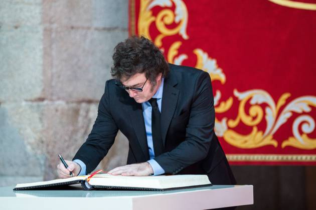 Javier Milei president of Argentina visits Madrid, Spain - 21 Jun 2024 Javier Milei, president of Argentina, signs the book of honor of Madrid, at the Real Casa de Correos, during the ceremony to award the International Medal of the Community of Madrid, in the center of the capital. The Argentine president Javier Milei traveled to Spain personally to receive the International medal from the Community of Madrid and receive the award from the Juan de Mariana association at the Freedom Dinner . Madrid Spain Copyright: xLuisxSotox xSOPAxImagesx LSOTOJM01