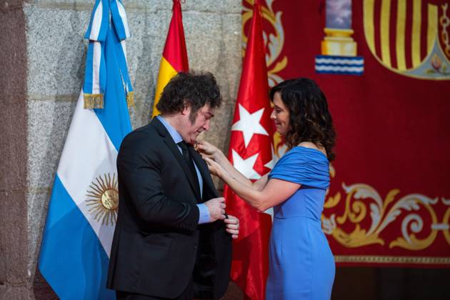 Javier Milei president of Argentina visits Madrid, Spain - 21 Jun 2024 Javier Milei, president of Argentina, receives the medal from Isabel Diaz Ayuso, president of the Community of Madrid, at the Real Casa de Correos, during the award ceremony for the International Medal of the Community of Madrid, in the center of the capital. The Argentine president Javier Milei traveled to Spain personally to receive the International medal from the Community of Madrid and receive the award from the Juan de Mariana association at the Freedom Dinner . Madrid Spain Copyright: xLuisxSotox xSOPAxImagesx LSOTOJM05