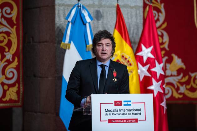 Javier Milei president of Argentina visits Madrid, Spain - 21 Jun 2024 Javier Milei, president of Argentina, speaks to the public after receiving the decoration at the Real Casa de Correos, during the award ceremony for the International Medal of the Community of Madrid, in the center of the capital. The Argentine president Javier Milei traveled to Spain personally to receive the International medal from the Community of Madrid and receive the award from the Juan de Mariana association at the Freedom Dinner . Madrid Spain Copyright: xLuisxSotox xSOPAxImagesx LSOTOJM06