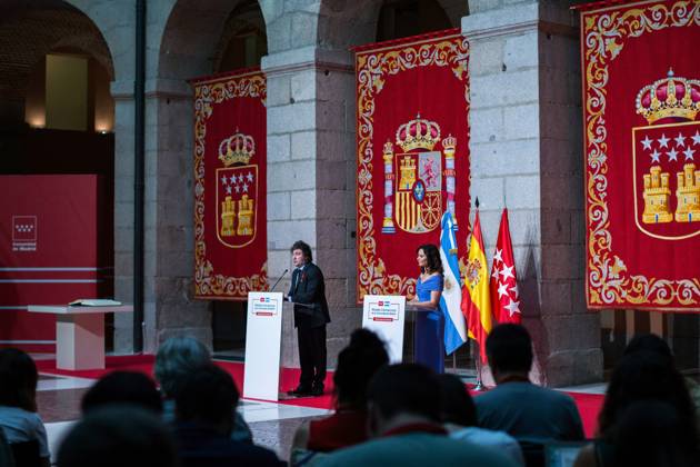 Javier Milei president of Argentina visits Madrid, Spain - 21 Jun 2024 Javier Milei, president of Argentina, speaks to the public after receiving the decoration at the Real Casa de Correos, during the award ceremony for the International Medal of the Community of Madrid, in the center of the capital. The Argentine president Javier Milei traveled to Spain personally to receive the International medal from the Community of Madrid and receive the award from the Juan de Mariana association at the Freedom Dinner . Madrid Spain Copyright: xLuisxSotox xSOPAxImagesx LSOTOJM10