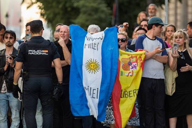Javier Milei president of Argentina visits Madrid, Spain - 21 Jun 2024 People hold a flag of Argentina and Spain, at the Madrid Casino before the arrival of Javier Milei, president of Argentina, to receive the award from the Juan de Mariana association at the Freedom Dinner . The Argentine president Javier Milei traveled to Spain personally to receive the International medal from the Community of Madrid and receive the award from the Juan de Mariana association at the Freedom Dinner . Madrid Spain Copyright: xLuisxSotox xSOPAxImagesx LSOTOJM11
