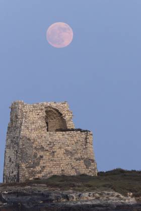 Strawberry Moon In Italy The full moon rises behind over the Tower of Roca Vecchia in Roca Vecchia, Lecce, Italy, on June 21, 2024. Roca Italy  Copyright: xManuelxRomanox originalFilename: romano-strawber240621_np59i.jpg