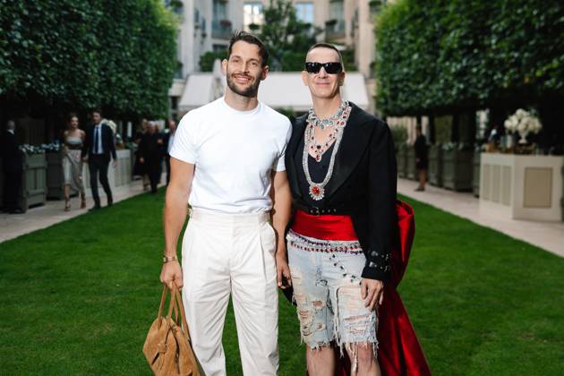Vogue World Cocktail in the gardens of the Ritz Paris palace ahead of the Vogue World Paris Haute Couture Fall Winter 2024 2025 fashion show during Paris Fashion Week Simon Jacquemus and Jeremy Scott at the Vogue World Cocktail in the gardens of the Ritz Paris palace ahead of the Vogue World Paris Haute Couture Fall Winter 2024 2025 fashion show during Paris Fashion Week, France, June 24, 2024 Tiziano Da Silva Bestimage Vogue World Cocktail in the gardens of the Ritz Paris palace ahead of the Vogue World Paris Haute Couture Fall Winter 2024 2025 fashion show during Paris Fashion Week Paris France  Copyright: xTizianoxDaxSilvax-xPierrexPerusseaux xBestimagexTizianoxDaxSilvax-xPierrexPerusseaux xBestimagex