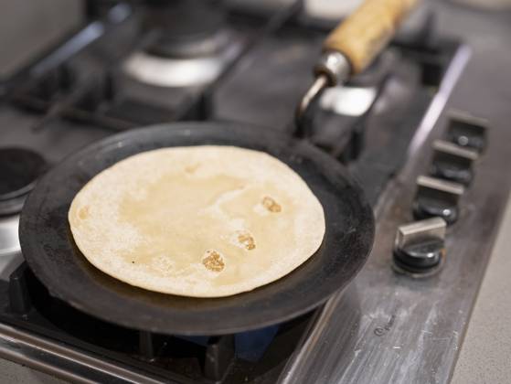 IMAGO Creative, Food, Brot, Naan Close-up of naan bread on frying pan model released Copyright: xCulturaxCreativex