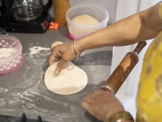 IMAGO Creative, Food, Brot, Naan Close-up of woman rolling dough in kitchen model released Copyright: xCulturaxCreativex