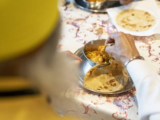 IMAGO Creative, Food, Brot, Naan Man eating traditional Indian food at home model released Copyright: xCulturaxCreativex