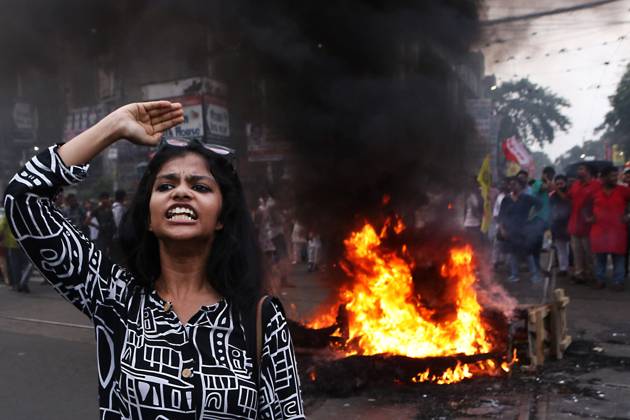 News Themen der Woche KW26 News Bilder des Tages Students Protest Against Exam Scam - India An Activist protesting while tires and an effigy burn during a protest against recent scam in NEET and UGC-NET exam. Student of numerous political parties protested alleged government irregularities. on June 25, 2024 in Kolkata, India. Photo by Dipa Chakraborty Eyepix Group ABACAPRESS.COM Kolkata India Copyright: xEyepix ABACAx