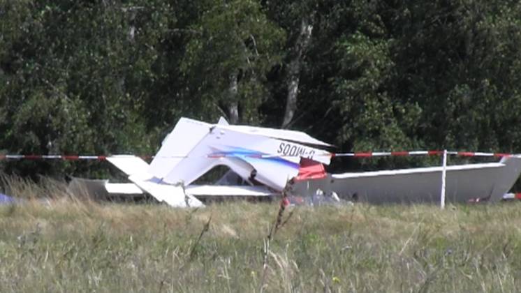26 06 2024, Brandenburg, Nuthetal Small aircraft crashed not far from Saarmund airfield during take-off, pilot was trapped