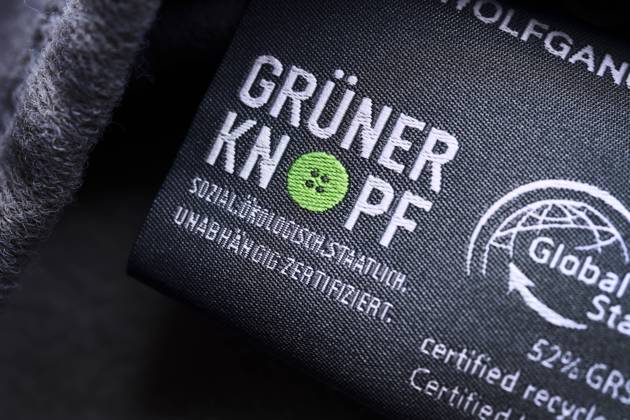 Green button, state seal for labeling sustainable textiles, label on a textile ** NUR FUER REDAKTIONELLE ZWECKE ** EDITORIAL USE ONLY **