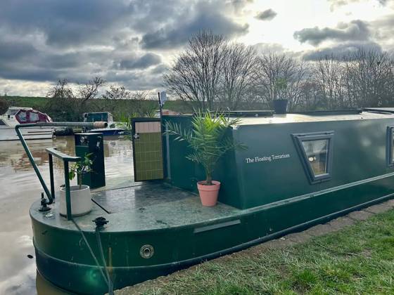 Love plants? Stay in London’s first live-in terrarium boat this summer Story from Jam Press (Terrarium Boat) Pictured: The Floating Terrarium. Love plants? Stay in London’s first live-in terrarium boat this summer Are you a plant lover? A water babe? Well, now you can take both to the next level with a stay on a ‘terrarium boat . Moored on a canal in Hackney, London, this life-size ecosystem is made for those who want to get close to nature. The 48.3 sq m boat is decked out with 150 verdant houseplants - making it a perfect live-in oasis. Terrariums are more commonly known to be small, sometimes big, glass enclosures filled with plants, stones and mosses. But this one is a floating, green sanctuary. The two-guest property is c Copyright: xJamxPress @thefloatingterrarium