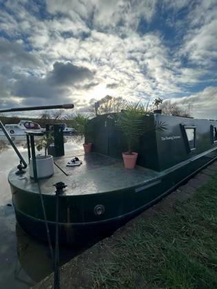 Love plants? Stay in London™s first live-in terrarium boat this summer Story from Jam Press (Terrarium Boat) Pictured: The Floating Terrarium. Love plants? Stay in London™s first live-in terrarium boat this summer Are you a plant lover? A water babe? Well, now you can take both to the next level with a stay on a ˜terrarium boat . Moored on a canal in Hackney, London, this life-size ecosystem is made for those who want to get close to nature. The 48.3 sq m boat is decked out with 150 verdant houseplants - making it a perfect live-in oasis. Terrariums are more commonly known to be small, sometimes big, glass enclosures filled with plants, stones and mosses. But this one is a floating, green sanctuary. The two-guest propert Copyright: xJamxPress @thefloatingterrarium