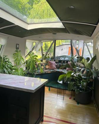 Love plants? Stay in London’s first live-in terrarium boat this summer Story from Jam Press (Terrarium Boat) Pictured: The living room. Love plants? Stay in London’s first live-in terrarium boat this summer Are you a plant lover? A water babe? Well, now you can take both to the next level with a stay on a ‘terrarium boat . Moored on a canal in Hackney, London, this life-size ecosystem is made for those who want to get close to nature. The 48.3 sq m boat is decked out with 150 verdant houseplants - making it a perfect live-in oasis. Terrariums are more commonly known to be small, sometimes big, glass enclosures filled with plants, stones and mosses. But this one is a floating, green sanctuary. The two-guest property is complete Copyright: xJamxPress @thefloatingterrarium