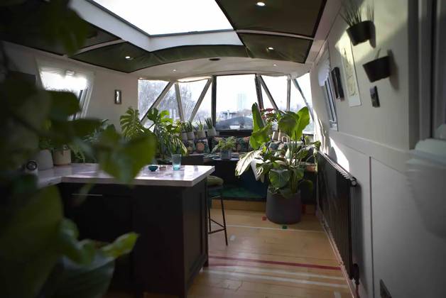 Love plants? Stay in London™s first live-in terrarium boat this summer Story from Jam Press (Terrarium Boat) Pictured: The kitchen. Love plants? Stay in London™s first live-in terrarium boat this summer Are you a plant lover? A water babe? Well, now you can take both to the next level with a stay on a ˜terrarium boat . Moored on a canal in Hackney, London, this life-size ecosystem is made for those who want to get close to nature. The 48.3 sq m boat is decked out with 150 verdant houseplants - making it a perfect live-in oasis. Terrariums are more commonly known to be small, sometimes big, glass enclosures filled with plants, stones and mosses. But this one is a floating, green sanctuary. The two-guest property is comple Copyright: xJamxPress @thefloatingterrarium