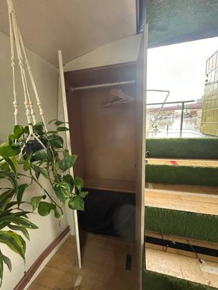 Love plants? Stay in London’s first live-in terrarium boat this summer Story from Jam Press (Terrarium Boat) Pictured: Inside The Floating Terrarium. Love plants? Stay in London’s first live-in terrarium boat this summer Are you a plant lover? A water babe? Well, now you can take both to the next level with a stay on a ‘terrarium boat . Moored on a canal in Hackney, London, this life-size ecosystem is made for those who want to get close to nature. The 48.3 sq m boat is decked out with 150 verdant houseplants - making it a perfect live-in oasis. Terrariums are more commonly known to be small, sometimes big, glass enclosures filled with plants, stones and mosses. But this one is a floating, green sanctuary. The two-guest proper Copyright: xJamxPress @thefloatingterrarium
