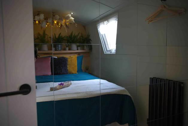 Love plants? Stay in London™s first live-in terrarium boat this summer Story from Jam Press (Terrarium Boat) Pictured: The bedroom. Love plants? Stay in London™s first live-in terrarium boat this summer Are you a plant lover? A water babe? Well, now you can take both to the next level with a stay on a ˜terrarium boat . Moored on a canal in Hackney, London, this life-size ecosystem is made for those who want to get close to nature. The 48.3 sq m boat is decked out with 150 verdant houseplants - making it a perfect live-in oasis. Terrariums are more commonly known to be small, sometimes big, glass enclosures filled with plants, stones and mosses. But this one is a floating, green sanctuary. The two-guest property is comple Copyright: xJamxPress @thefloatingterrarium