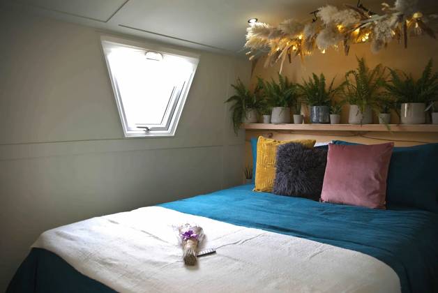 Love plants? Stay in London’s first live-in terrarium boat this summer Story from Jam Press (Terrarium Boat) Pictured: The bedroom. Love plants? Stay in London’s first live-in terrarium boat this summer Are you a plant lover? A water babe? Well, now you can take both to the next level with a stay on a ‘terrarium boat . Moored on a canal in Hackney, London, this life-size ecosystem is made for those who want to get close to nature. The 48.3 sq m boat is decked out with 150 verdant houseplants - making it a perfect live-in oasis. Terrariums are more commonly known to be small, sometimes big, glass enclosures filled with plants, stones and mosses. But this one is a floating, green sanctuary. The two-guest property is completely e Copyright: xJamxPress @thefloatingterrarium