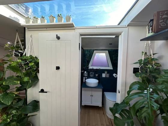 Love plants? Stay in London’s first live-in terrarium boat this summer Story from Jam Press (Terrarium Boat) Pictured: The bathroom. Love plants? Stay in London’s first live-in terrarium boat this summer Are you a plant lover? A water babe? Well, now you can take both to the next level with a stay on a ‘terrarium boat . Moored on a canal in Hackney, London, this life-size ecosystem is made for those who want to get close to nature. The 48.3 sq m boat is decked out with 150 verdant houseplants - making it a perfect live-in oasis. Terrariums are more commonly known to be small, sometimes big, glass enclosures filled with plants, stones and mosses. But this one is a floating, green sanctuary. The two-guest property is completely Copyright: xJamxPress @thefloatingterrarium
