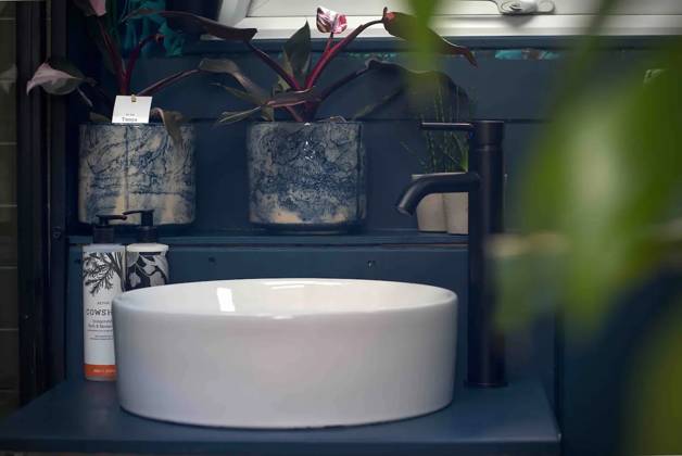 Love plants? Stay in London’s first live-in terrarium boat this summer Story from Jam Press (Terrarium Boat) Pictured: The bathroom. Love plants? Stay in London’s first live-in terrarium boat this summer Are you a plant lover? A water babe? Well, now you can take both to the next level with a stay on a ‘terrarium boat . Moored on a canal in Hackney, London, this life-size ecosystem is made for those who want to get close to nature. The 48.3 sq m boat is decked out with 150 verdant houseplants - making it a perfect live-in oasis. Terrariums are more commonly known to be small, sometimes big, glass enclosures filled with plants, stones and mosses. But this one is a floating, green sanctuary. The two-guest property is completely Copyright: xJamxPress @thefloatingterrarium
