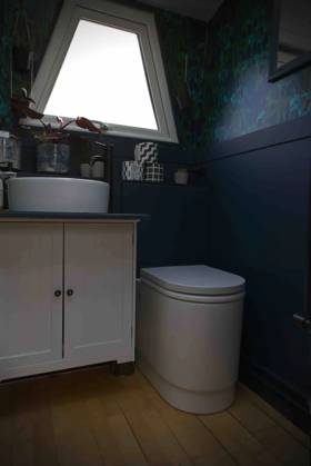 Love plants? Stay in London’s first live-in terrarium boat this summer Story from Jam Press (Terrarium Boat) Pictured: The bathroom. Love plants? Stay in London’s first live-in terrarium boat this summer Are you a plant lover? A water babe? Well, now you can take both to the next level with a stay on a ‘terrarium boat . Moored on a canal in Hackney, London, this life-size ecosystem is made for those who want to get close to nature. The 48.3 sq m boat is decked out with 150 verdant houseplants - making it a perfect live-in oasis. Terrariums are more commonly known to be small, sometimes big, glass enclosures filled with plants, stones and mosses. But this one is a floating, green sanctuary. The two-guest property is completely Copyright: xJamxPress @thefloatingterrarium