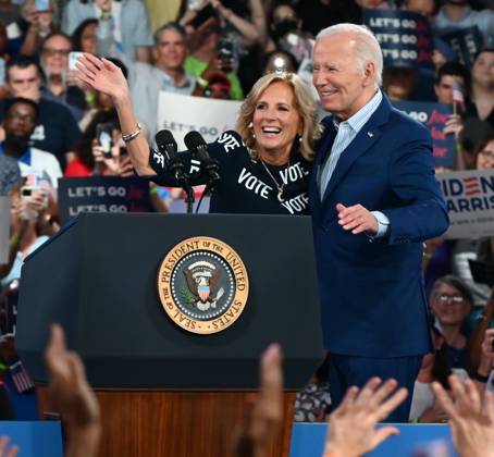 News Themen der Woche KW26 News Bilder des Tages U.S. President Joe Biden And U.S. First Lady Jill Biden Deliver Remarks At A Campaign Rally Post-CNN Presidential Debate In Raleigh North Carolina U.S. President Joe Biden (Right) and U.S. First Lady Jill Biden (Left) are delivering remarks at a campaign rally post-2024 CNN Presidential Debate at the Jim Graham Building at the North Carolina State Fairgrounds in Raleigh, North Carolina, United States, on June 28, 2024. U.S. President Joe Biden is defending his record and commenting at the rally that despite his age and not sounding like he used to, he is a good debater because he is telling the truth unlike Former U.S. President Donald J. Trump. U.S. First Lady Jill Biden is defending her husband, Joe Biden s performance at the debate. Many Copyright: xKylexMazzax originalFilename: mazza-notitle240628_npc0G