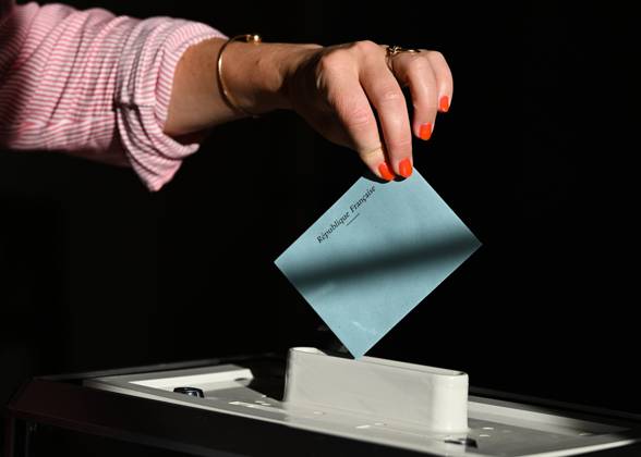 News Themen der Woche KW26 News Bilder des Tages 2024 French Legislative Election - Round One SAINT-VAAST-SUR-SEULLES, FRANCE - JUNE 30: A woman casts her vote at Saint-Vaast-sur-Seulles Mairie, a polling station for the 1st constituency of Calvados, during the first round of the 2024 legislative election, on June 30, 2024, in Saint-Vaast-sur-Seulles, Calvados, France. Saint-Vaast-sur-Seulles France Copyright: xArturxWidakx originalFilename: widak-2024fren240630_nptrz