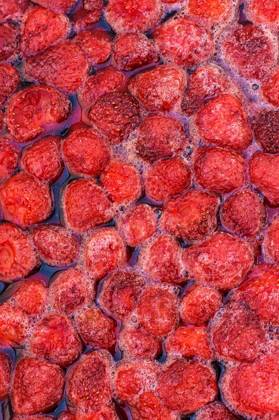 IMAGO Creative, Jahreszeit Sommer, Food, Marmelade kochen jam with strawberry . The process of making strawberry jam from fresh berries ,model released, Symbolfoto