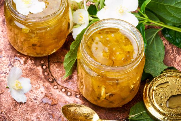 IMAGO Creative, Jahreszeit Sommer, Food, Marmelade kochen Jasmine flower jam. Useful jam from the blossoming jasmine petals, healthy food ,model released, Symbolfoto
