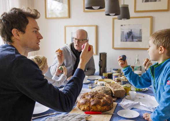 Family at Easter breakfast with Easter eggs, Bonn, 31 03 2024 Bonn Germany Copyright: xUtexGrabowskyxphotothek.dex