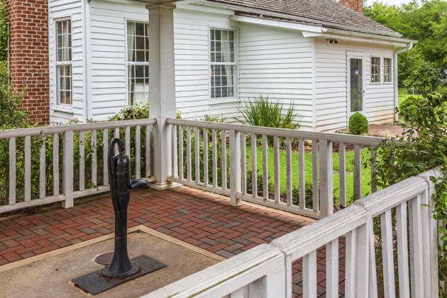 The Well Where Anne Sullivan Macy First communicated With Helen Cellar AT her Birthplace and Home in Tuscumbia, Alabama, USA, North America Copyright: imageBROKER RonxBuskirk iblbus10914859.jpg